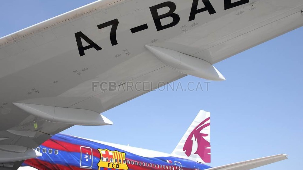 صور: طائرة الخطوط الجوية القطرية Boeing 777 بـ شعار وألوان البارسا  CX3U6675-Optimized.v1392892434