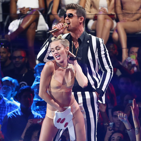 (Kelly Clarkson) Las actuaciones de los VMAs "strippers desafinadas" Miley-Cyrus-VMAs-2013-Video