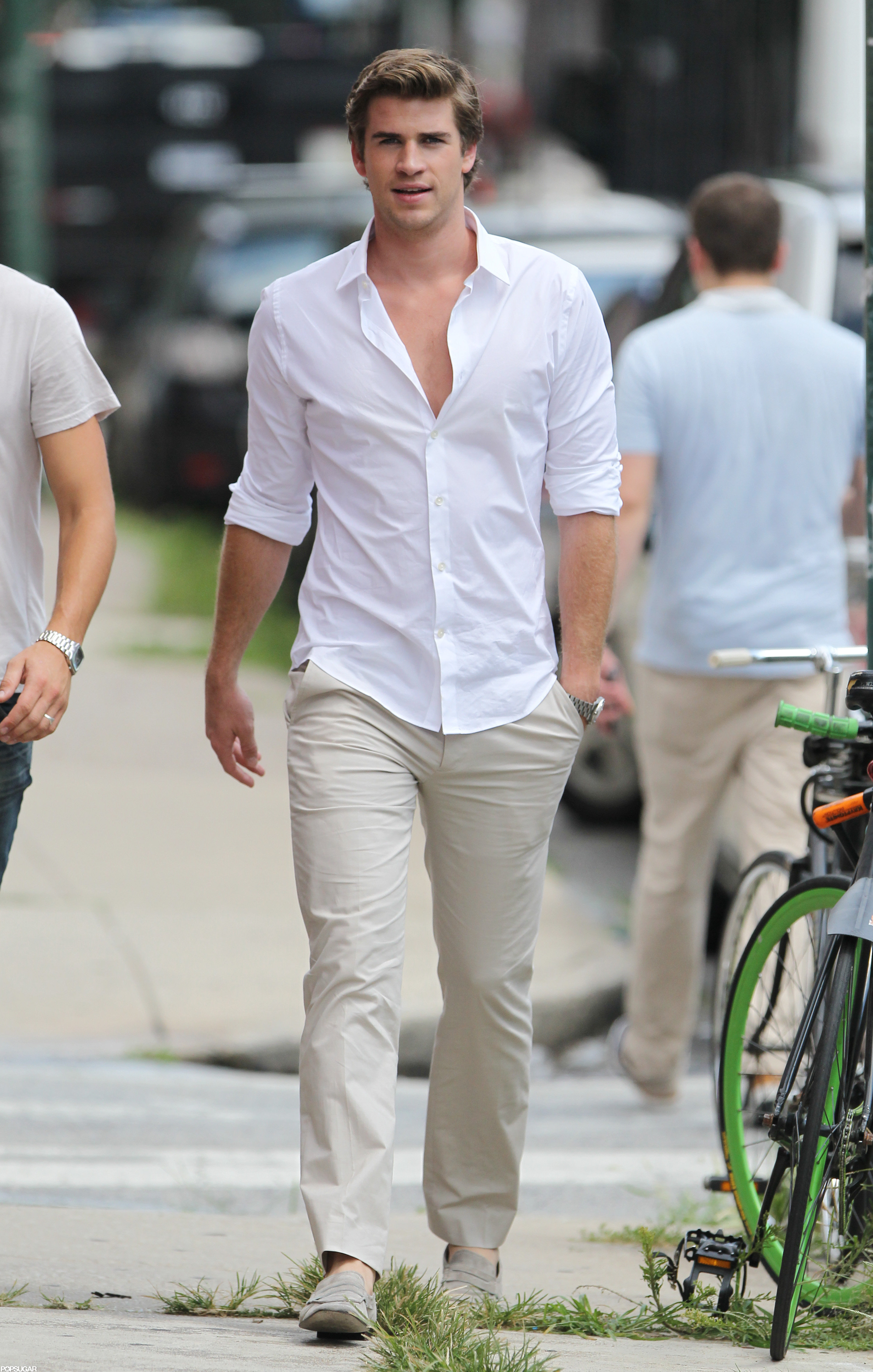 *Чук-чук* - Не влизай, гол съм! Liam-Hemsworth-set-Paranoia-Philadelphia-PA