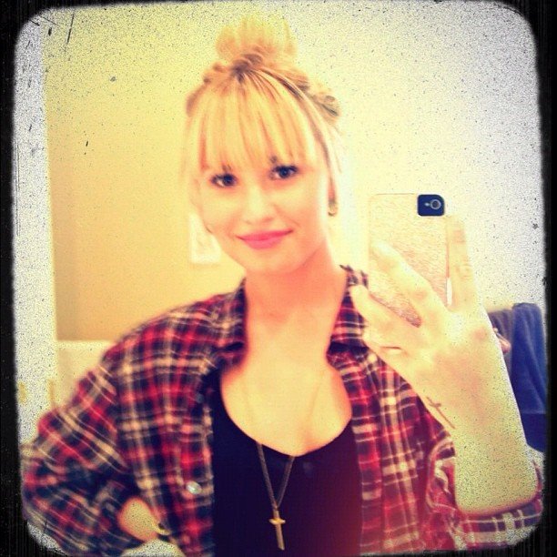 @jesuispatti Demi-Lovato-snapped-pic-her-new-bangs