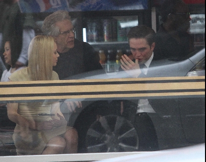 Rob en el set de Cosmópolis en Toronto 515a54e60805baa4_RobertPattinsonCosmopolisSetMay29th201163