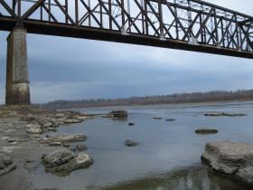 River levels nosediving - Mississippi/NJ/NY/PA - NY Ferry stuck in mud in East River 1214_river-fertilizer-Thebes-rocks