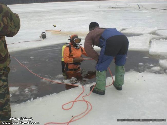 استخراج سياره من تحت الجليد 60