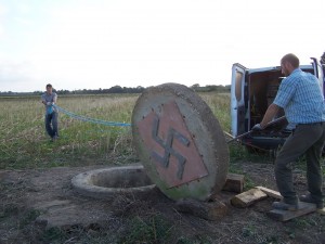 Cette croix calvaire à une histoire ,regarder bien sur quoi elle repose . Croix-puit-300x225