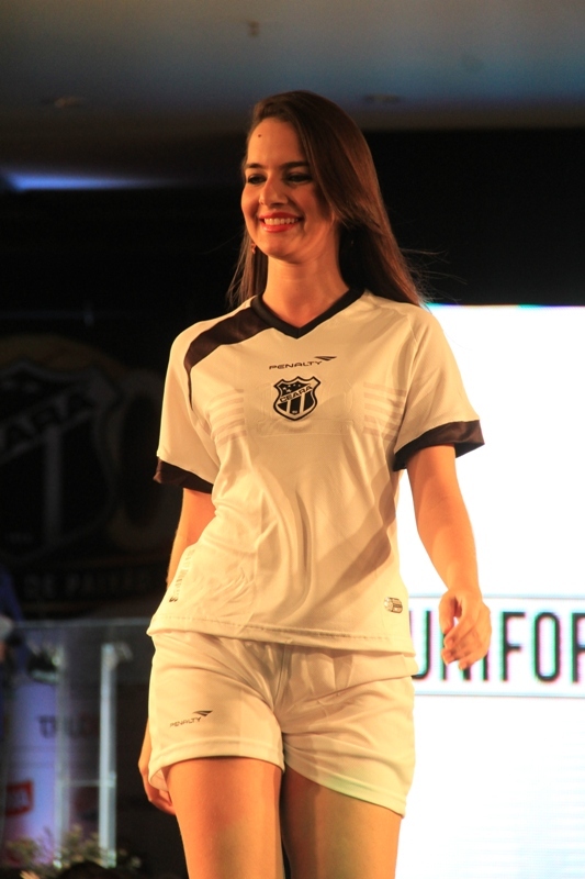 Com presença de Nicole Bahls, Ceará lança uniformes oficiais para 2014 IMG_4534_1