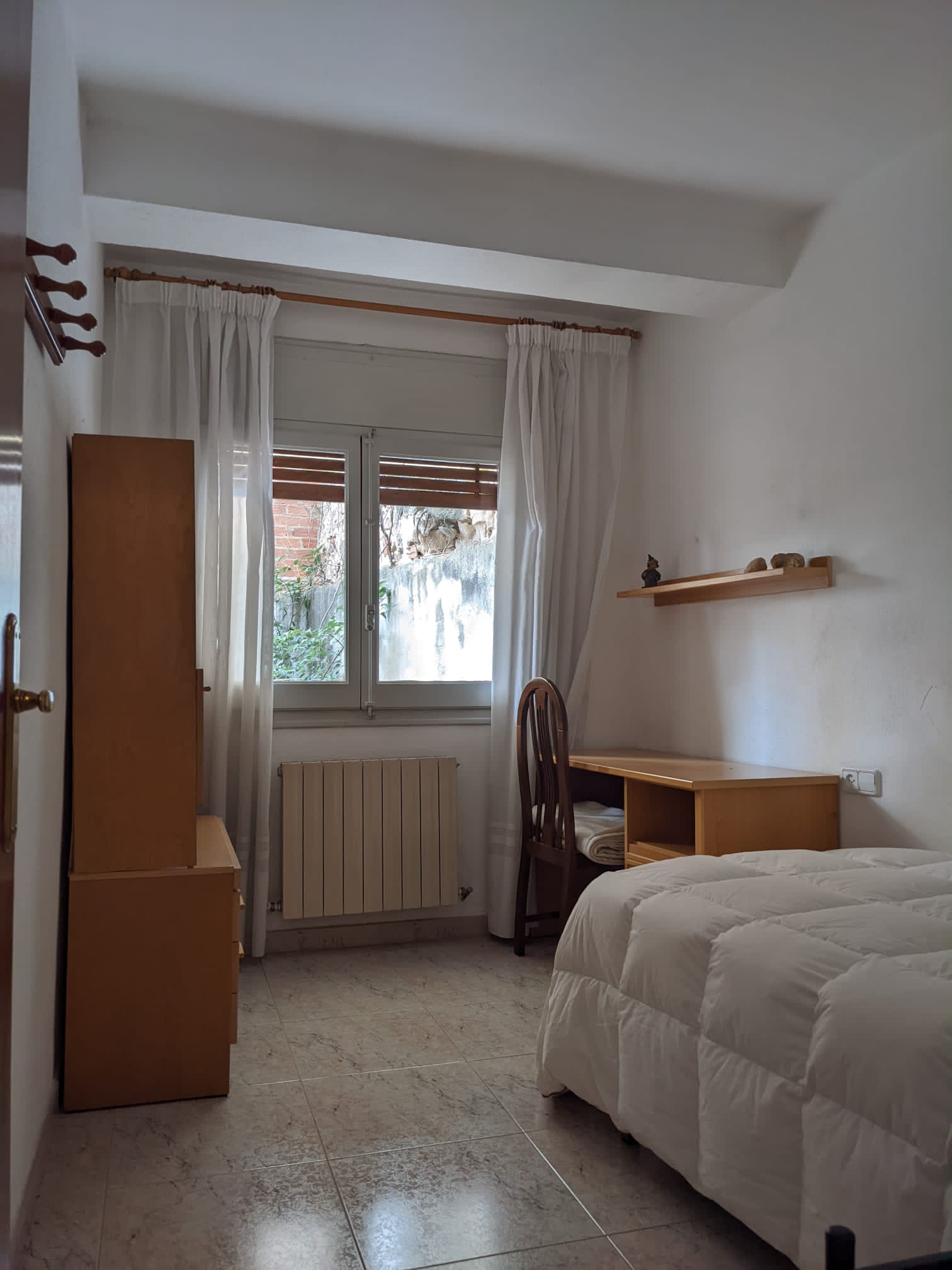 Alquiler de piso en Alcañiz [curso 2022-23] IMG-20220810-WA0019-habitacion_individual_con_ventana-desde_la_entrada