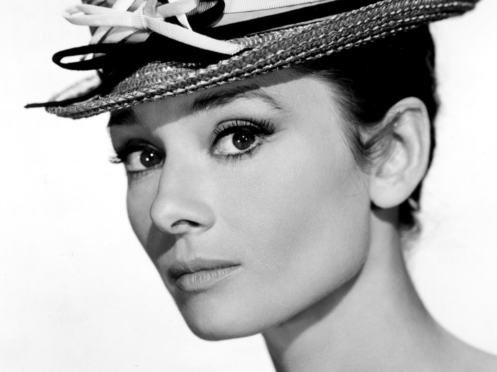   >>>>TODO GLAMOUR>>>>> - Página 17 Audrey-Hepburn-02