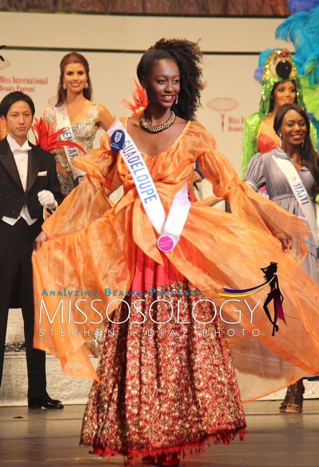 trajes tipicos de candidatas a miss international 2016. - Página 5 Guadeloupe5