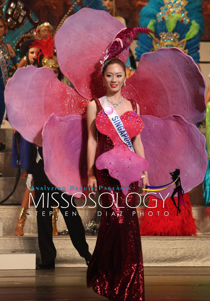 trajes tipicos de candidatas a miss international 2016. - Página 7 Singapore3