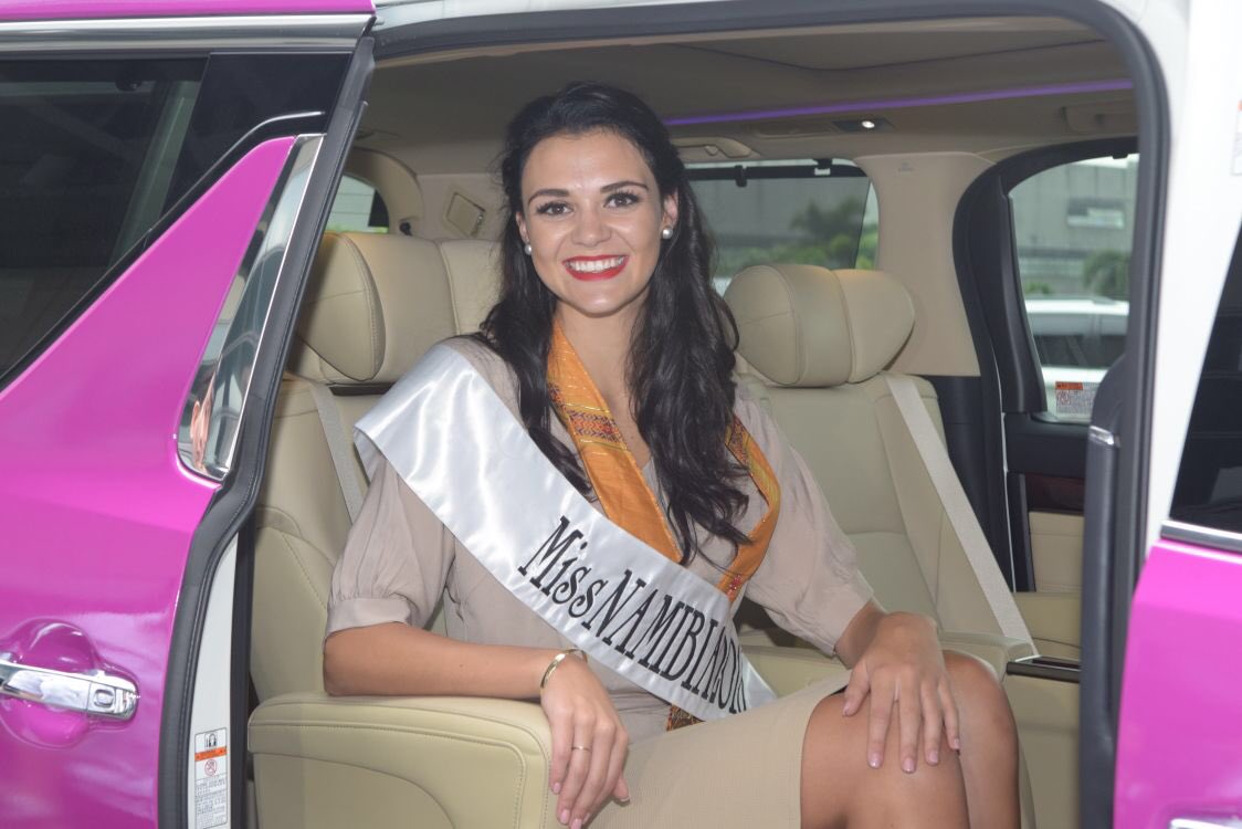 CANDIDATAS POSANDO EN EL CARRO COLOR ROSA OKADA- MANILA C18wEuaVIAEw_bz