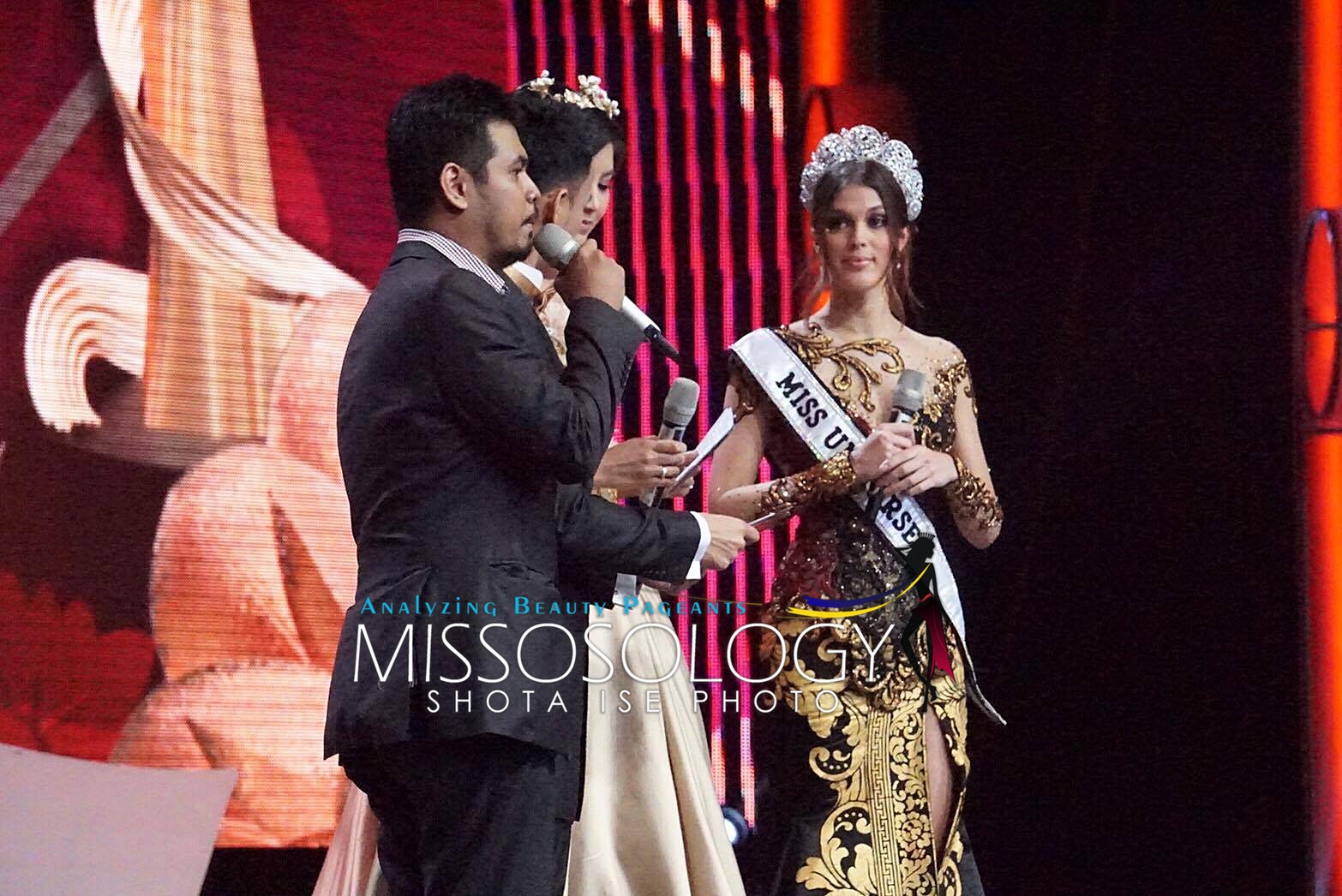 miss universe 2016 durante puteri indonesia 2017. 17622197_10154221496347391_1332202650_o