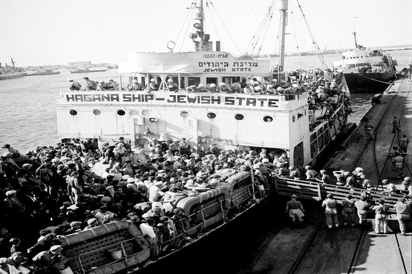 Grã-Bretanha bombardeou navios que foram para o transporte de judeus depois do Holocausto Rsz_ap471003064