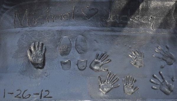 26 01 12 : Empreintes de MJ sur le Grauman's Chinese Theatre Prints01