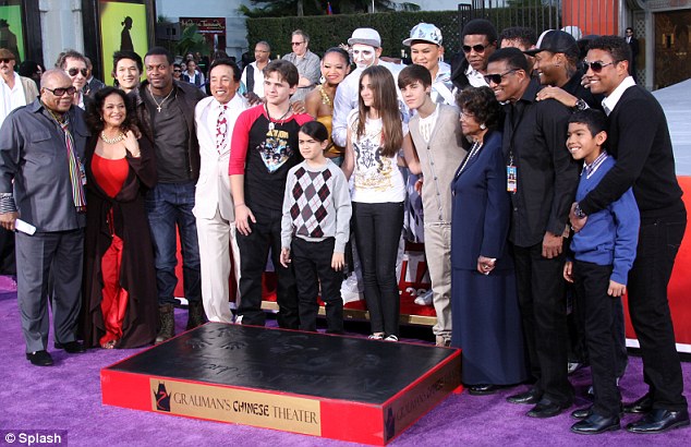 26 01 12 : Empreintes de MJ sur le Grauman's Chinese Theatre Prints03