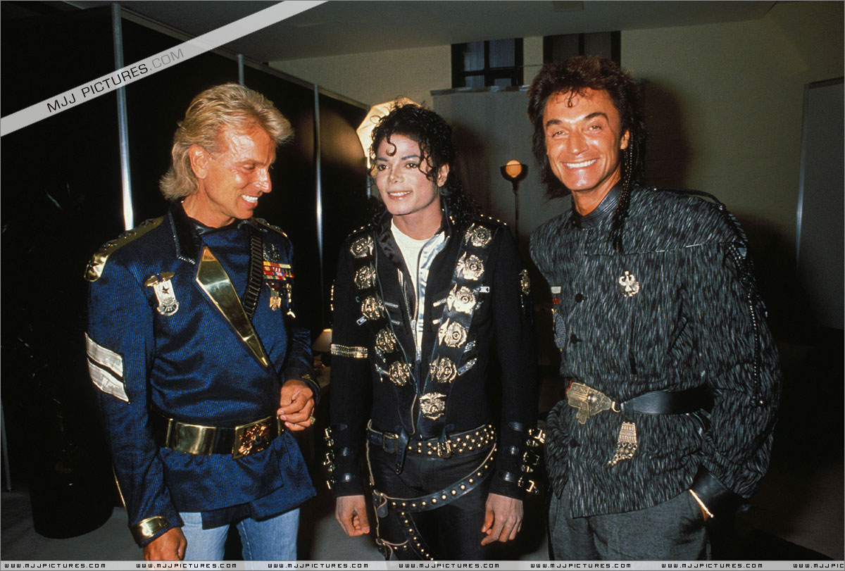 Michael meets Siegfried & Roy backstage before the concert. July 3, 88 in Cologne, Germany  001