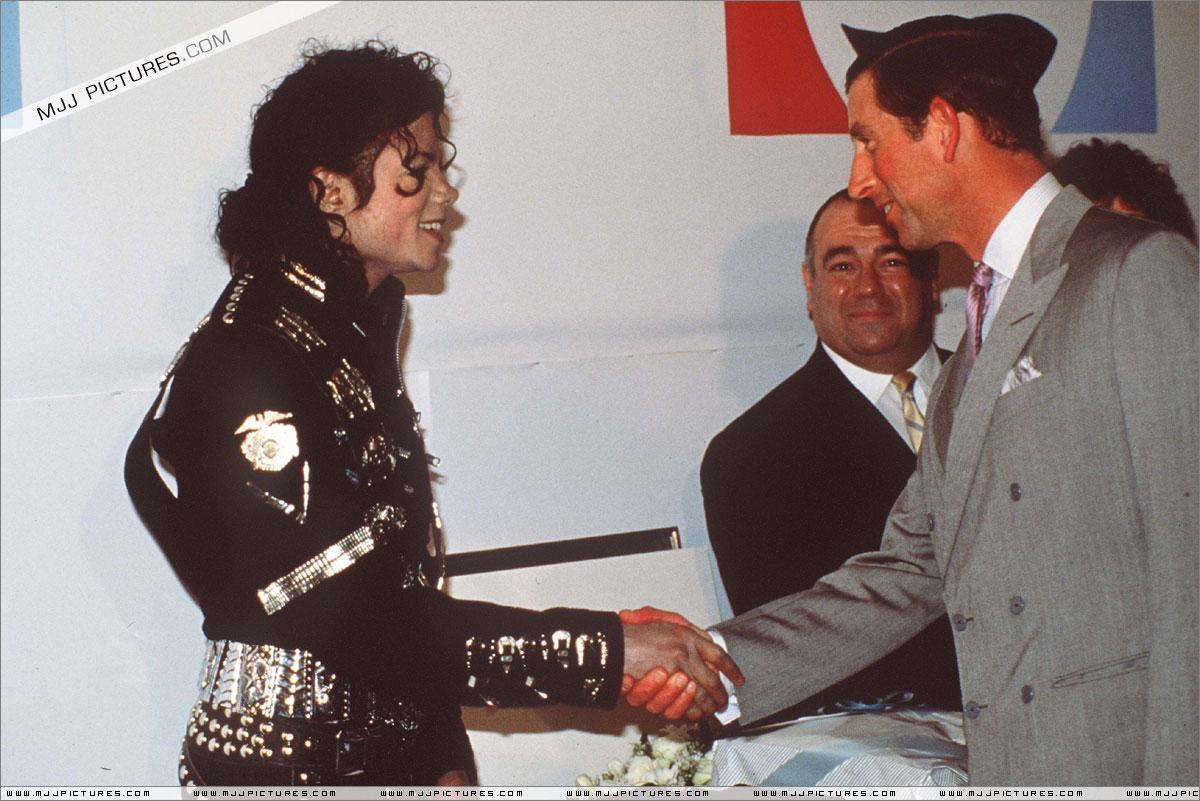 Michael meets Princess Diana & Prince Charles backstage before the concert.   003