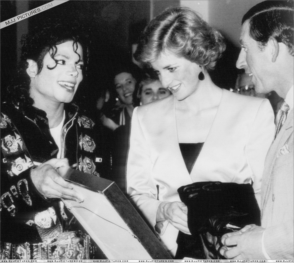Michael meets Princess Diana & Prince Charles backstage before the concert.   015
