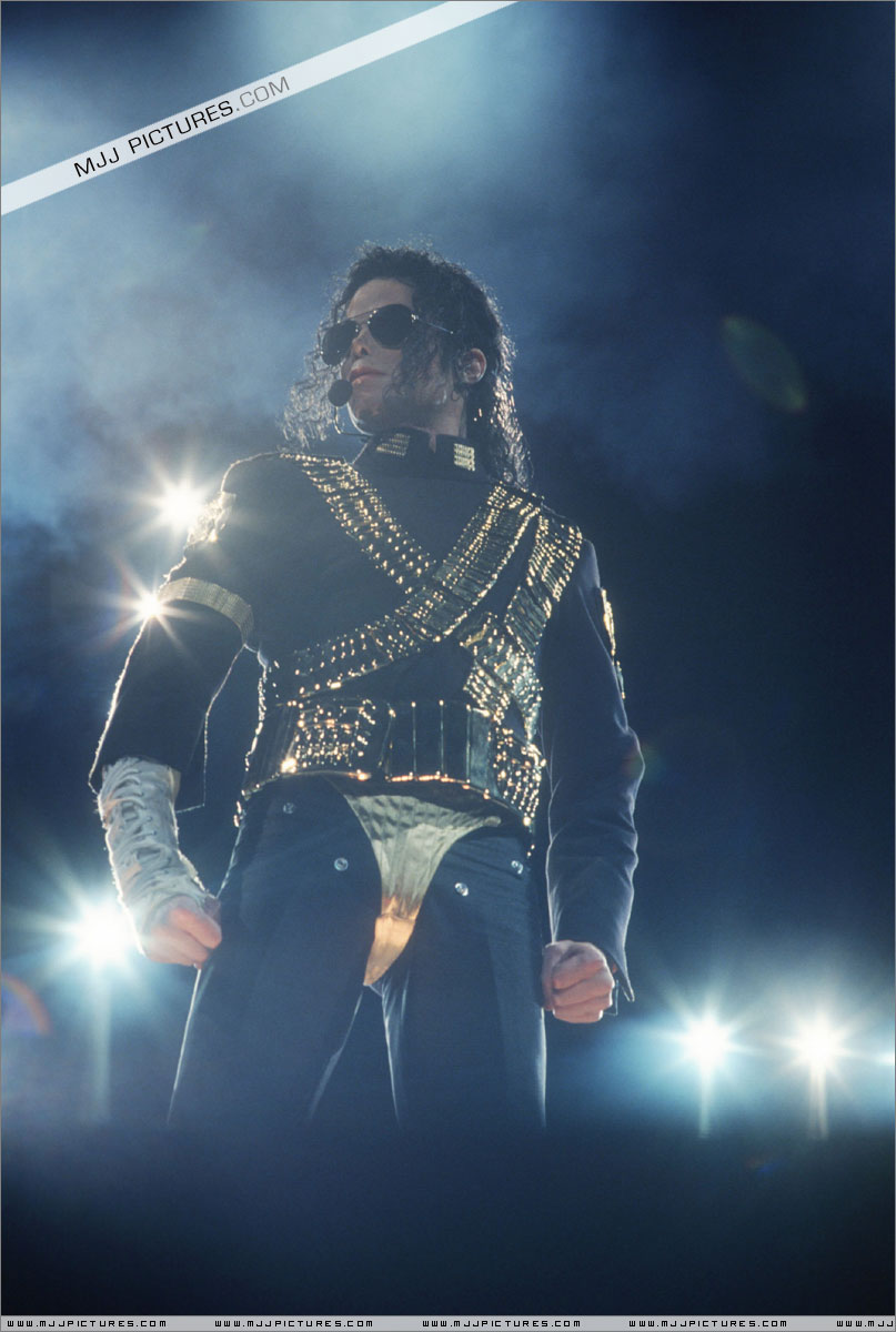 DANGEROUS WORLD TOUR 001