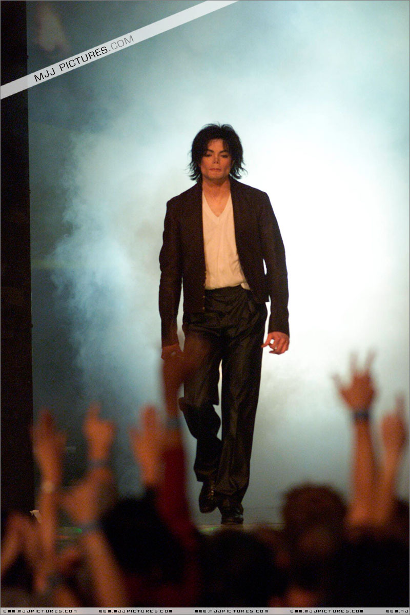 Michael no "The 18th Annual MTV Video Music Awards" em 2001 004