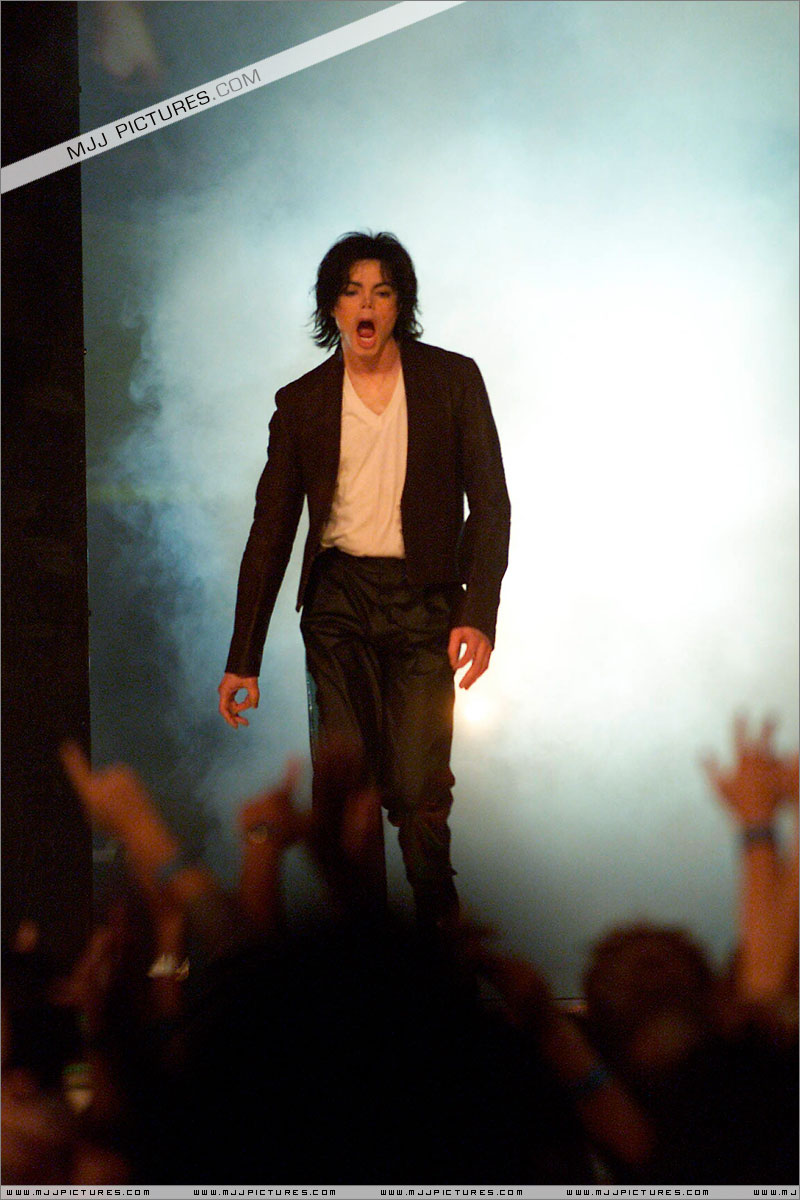 Michael no "The 18th Annual MTV Video Music Awards" em 2001 005