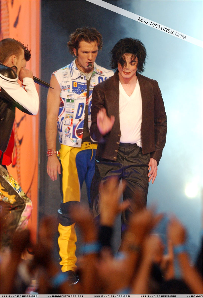 Michael no "The 18th Annual MTV Video Music Awards" em 2001 009