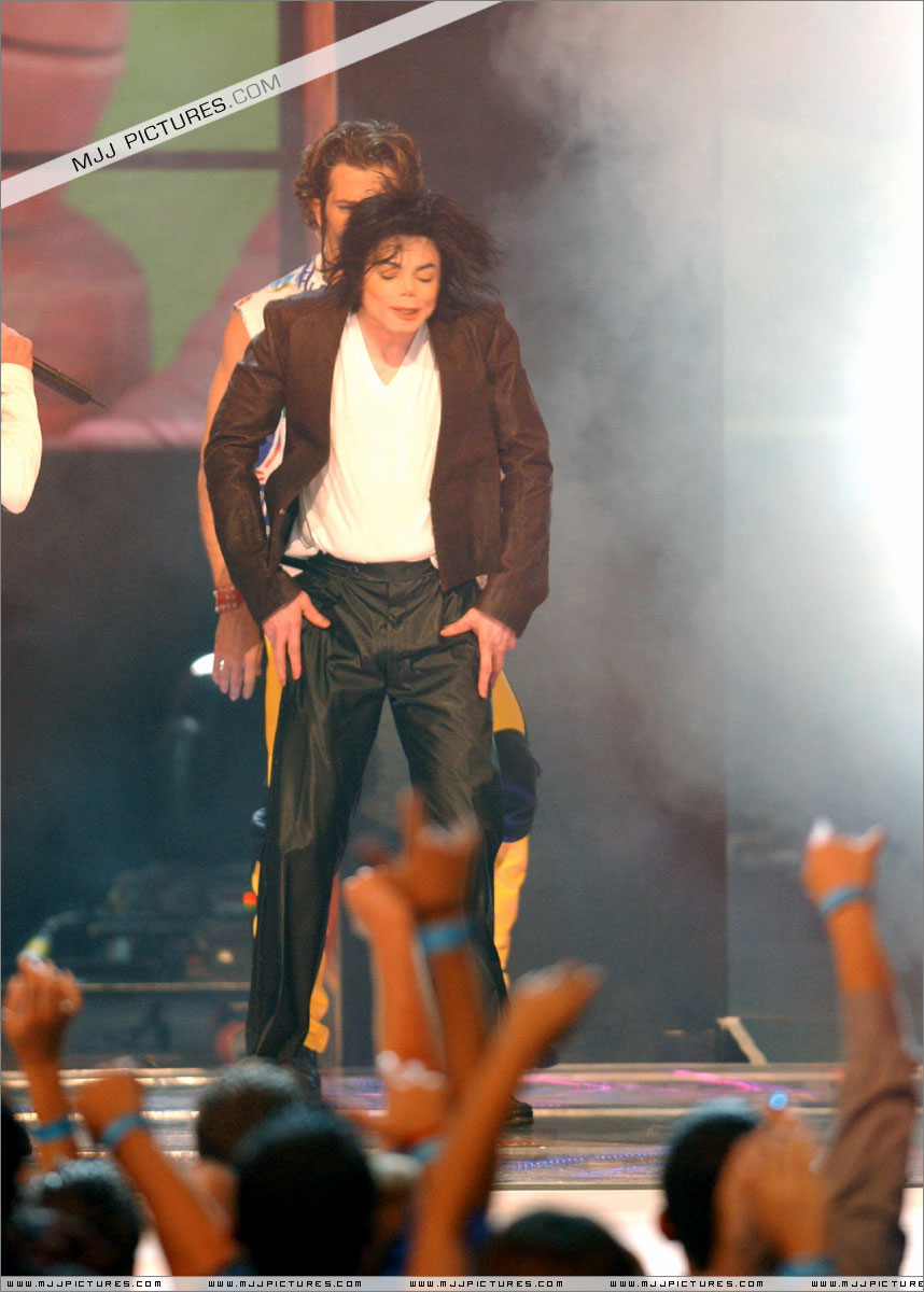 Michael no "The 18th Annual MTV Video Music Awards" em 2001 011