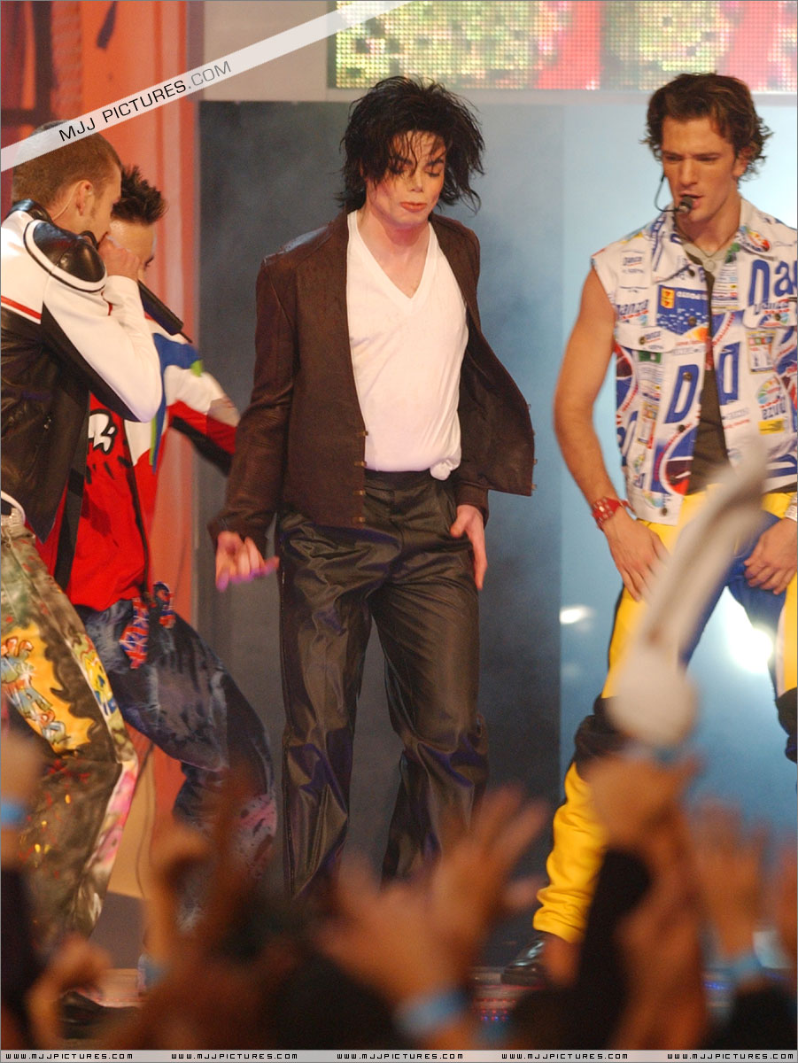 Michael no "The 18th Annual MTV Video Music Awards" em 2001 012