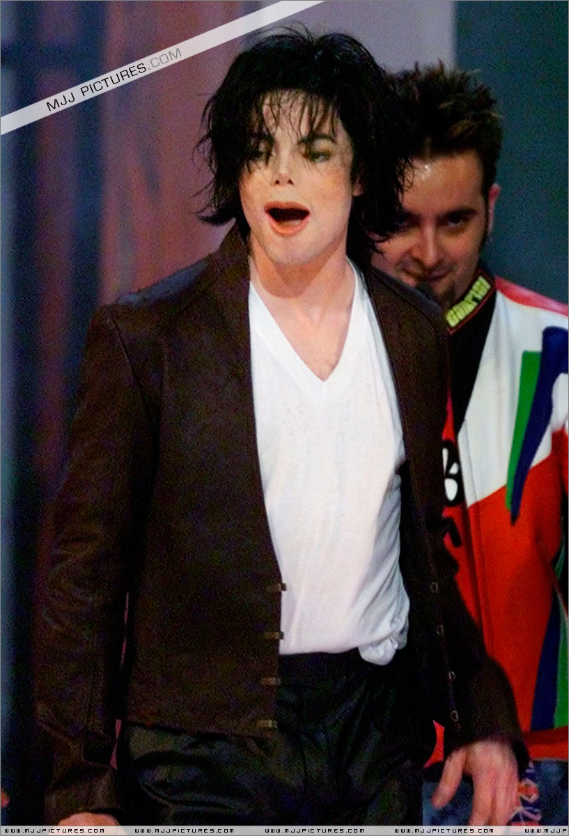 Michael no "The 18th Annual MTV Video Music Awards" em 2001 017