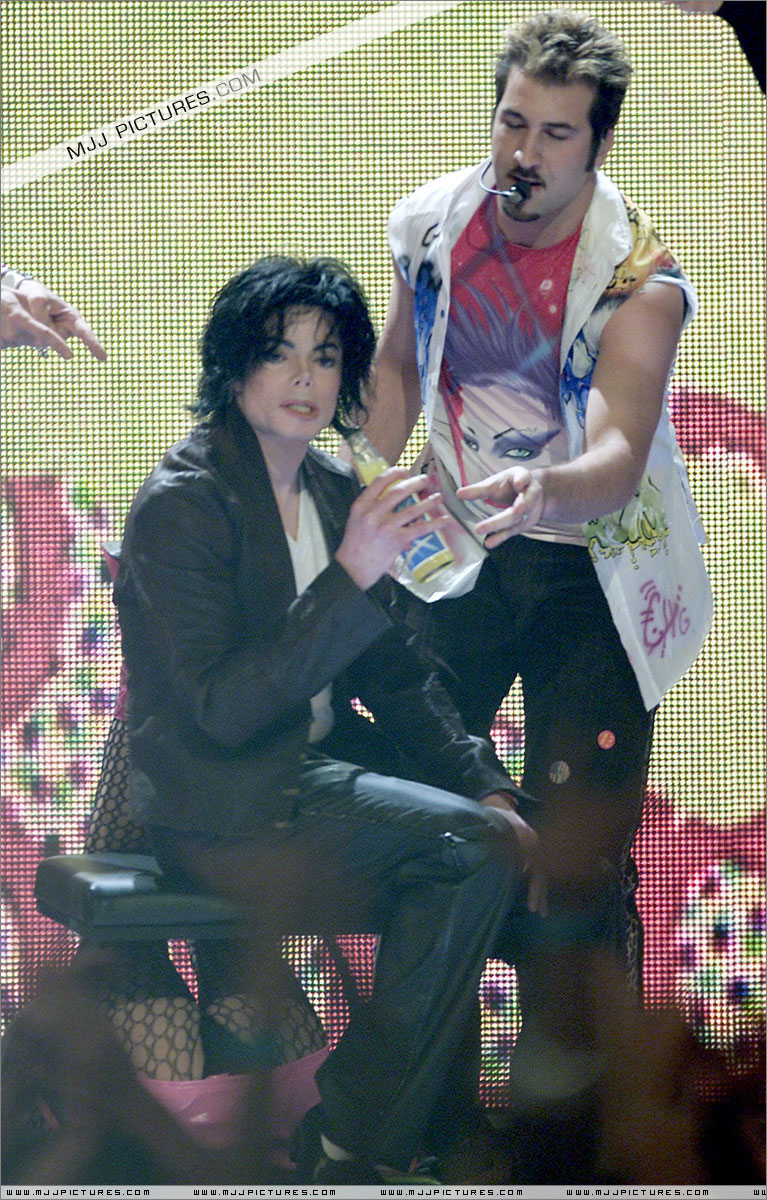 Michael no "The 18th Annual MTV Video Music Awards" em 2001 021