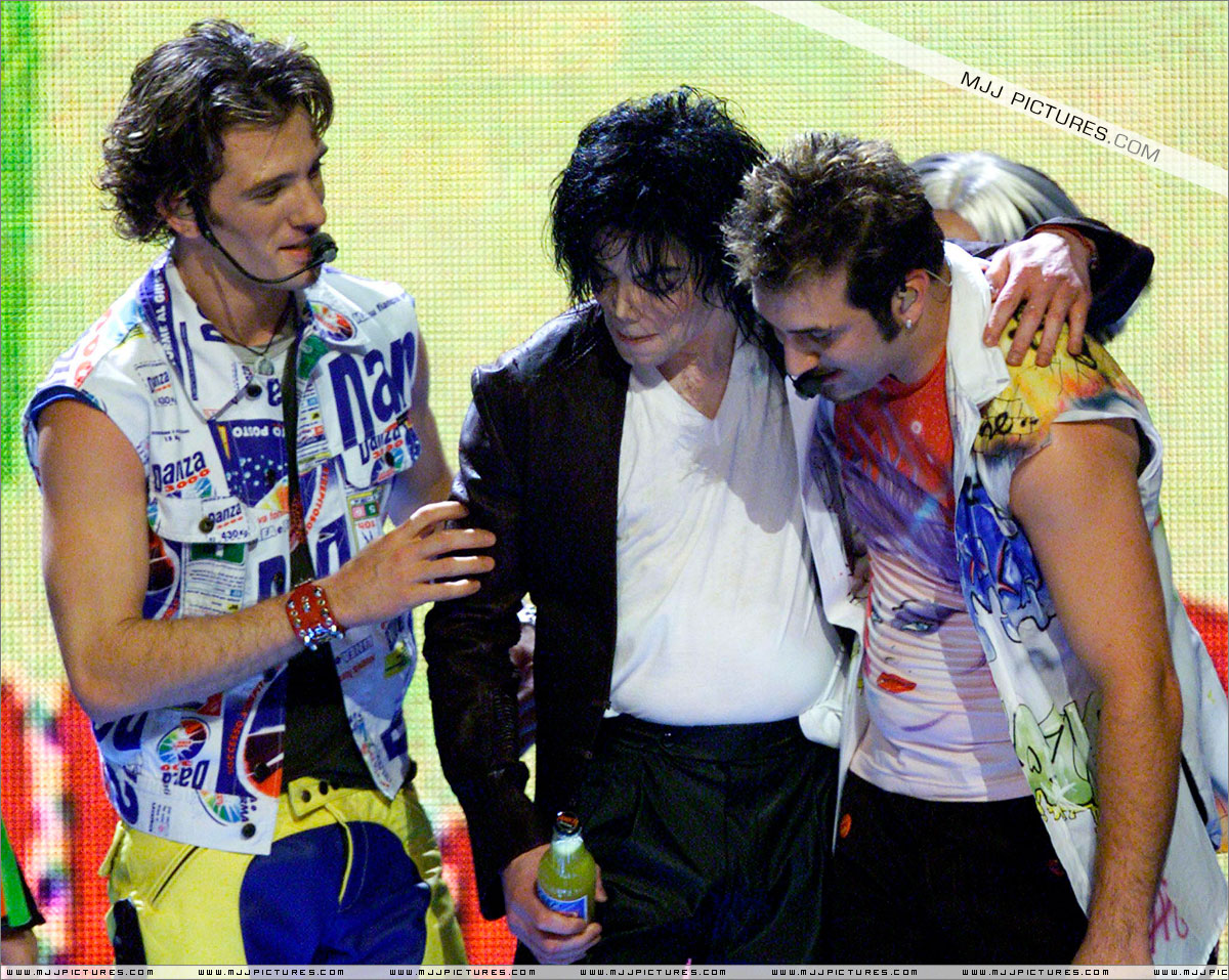 Michael no "The 18th Annual MTV Video Music Awards" em 2001 023