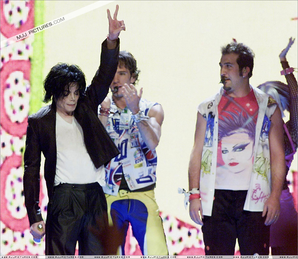 Michael no "The 18th Annual MTV Video Music Awards" em 2001 026