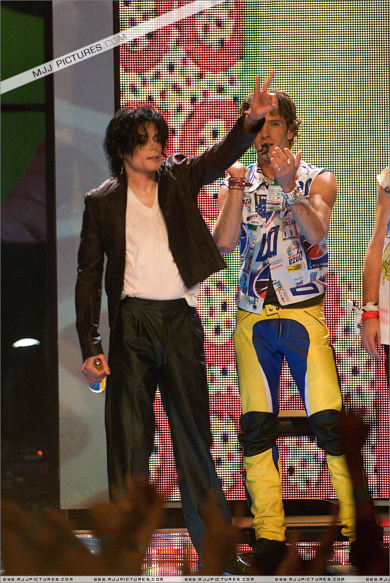 Michael no "The 18th Annual MTV Video Music Awards" em 2001 030