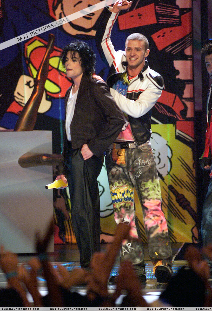 Michael no "The 18th Annual MTV Video Music Awards" em 2001 031