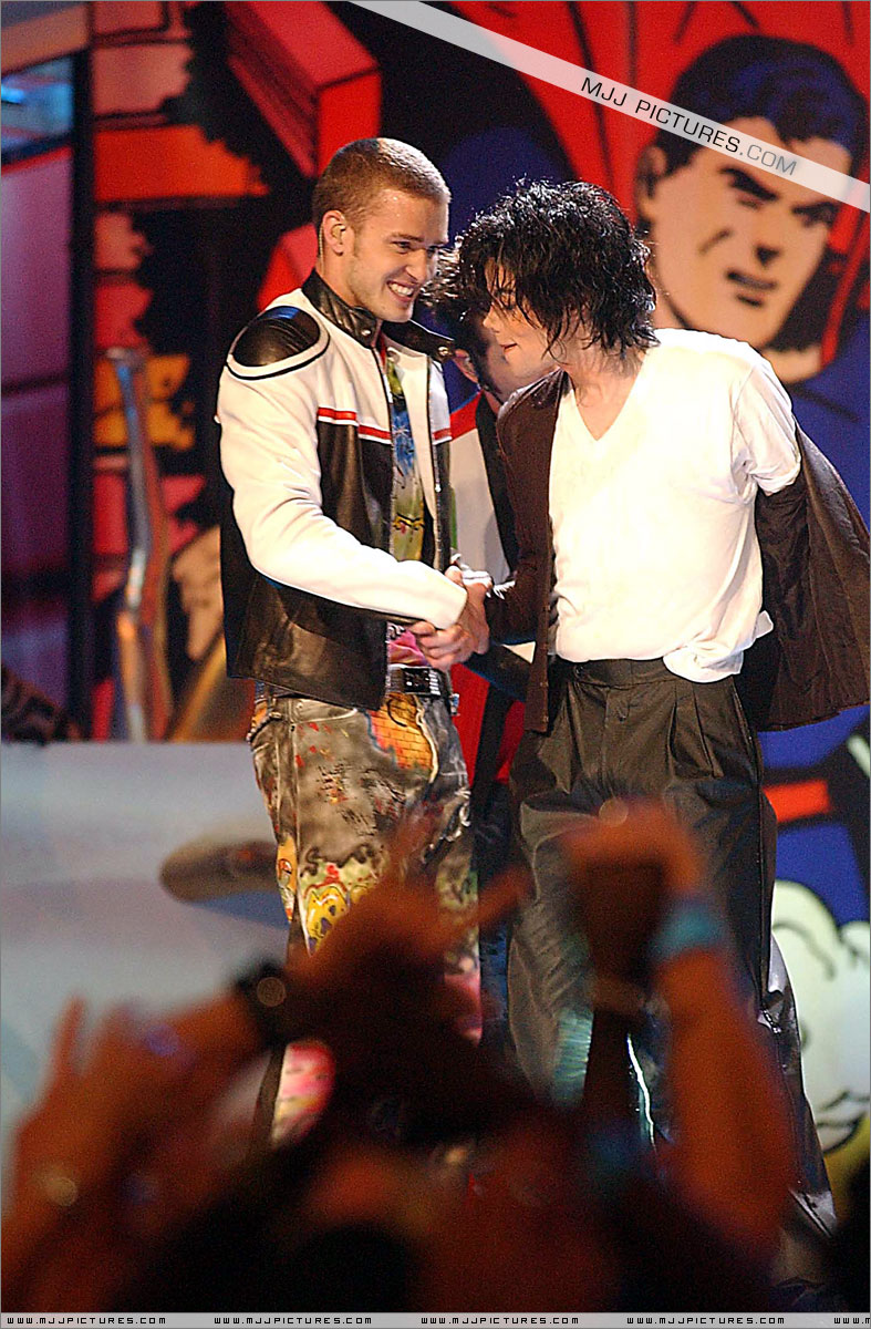 Michael no "The 18th Annual MTV Video Music Awards" em 2001 032
