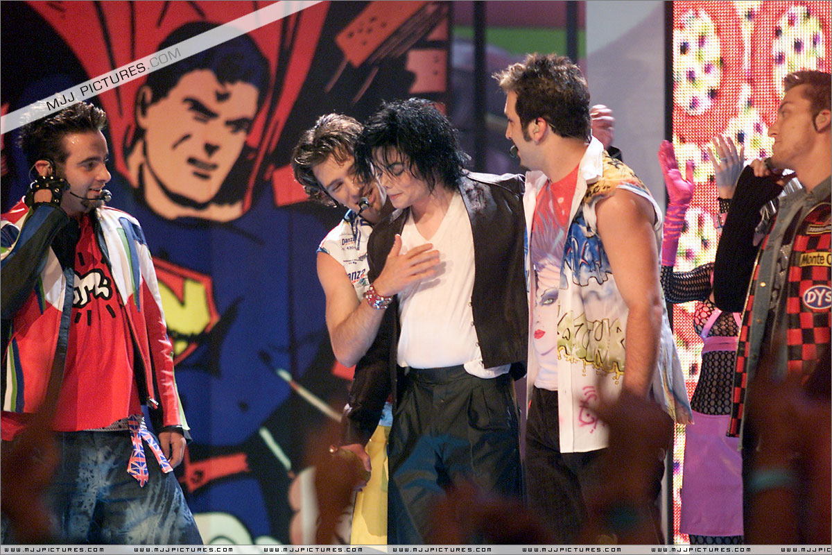 Michael no "The 18th Annual MTV Video Music Awards" em 2001 034