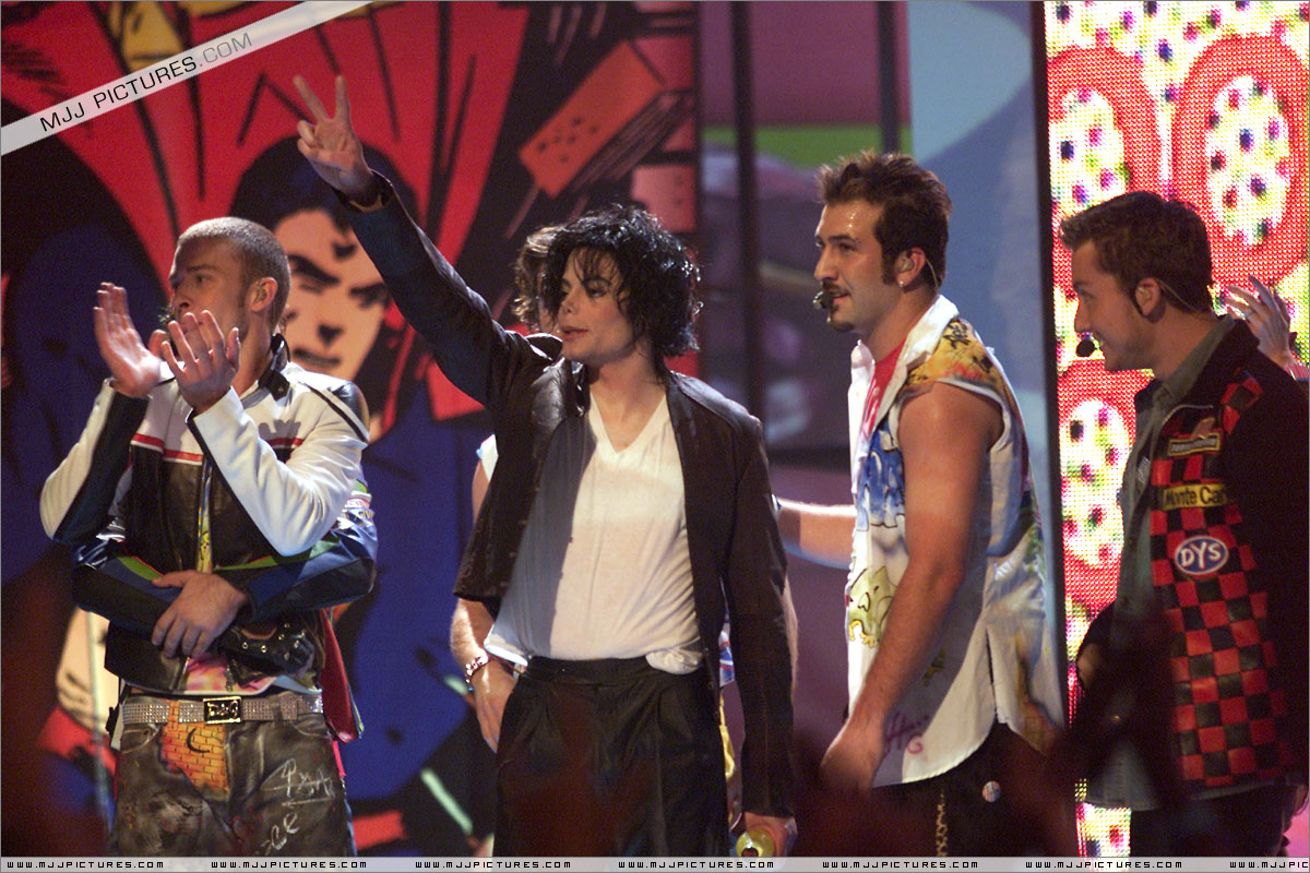 Michael no "The 18th Annual MTV Video Music Awards" em 2001 037