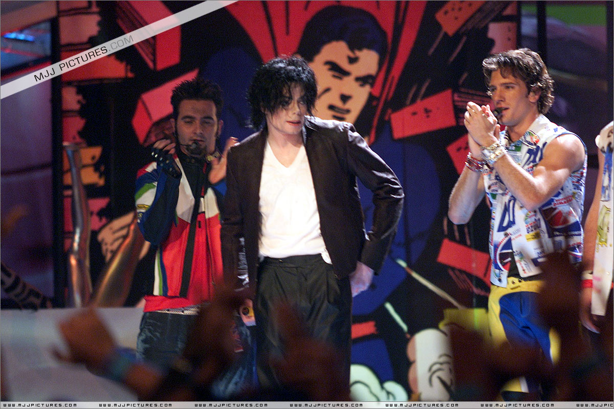 Michael no "The 18th Annual MTV Video Music Awards" em 2001 038