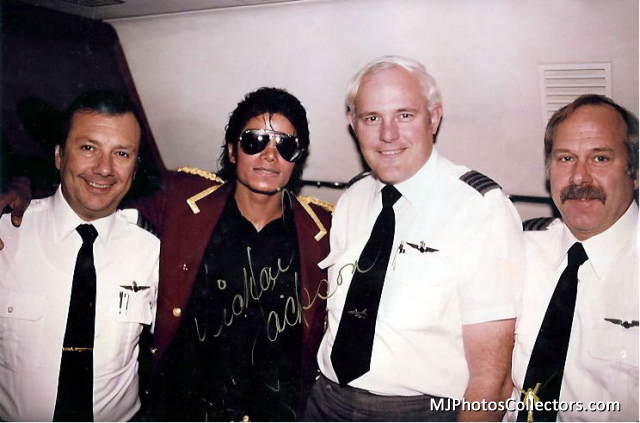 Michael no seu avião particular (Victory Tour) - 1984 Med_gallery_8_2265_55677
