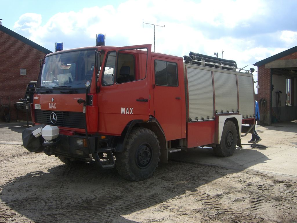  Véhicule d'incendie de l'armée belge - Page 3 5fdm51hg-1024