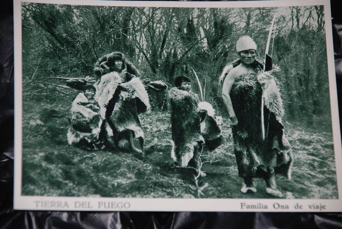 costumbres de los aborigenes Onas. Antiguas-foto-postales-indigenas-onas-patagonia-agostini-1199-MLC4328315146_052013-F