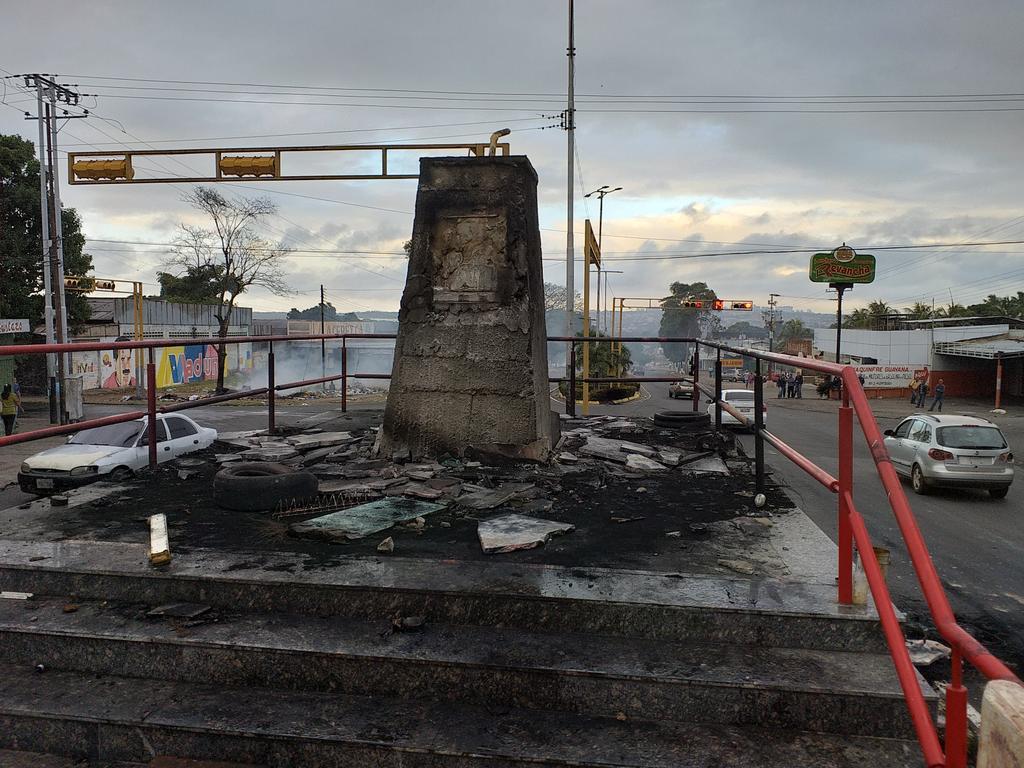 AyudaHumanitaria - Dictadura de Nicolas Maduro - Página 21 Estatua-de-chavez-15980