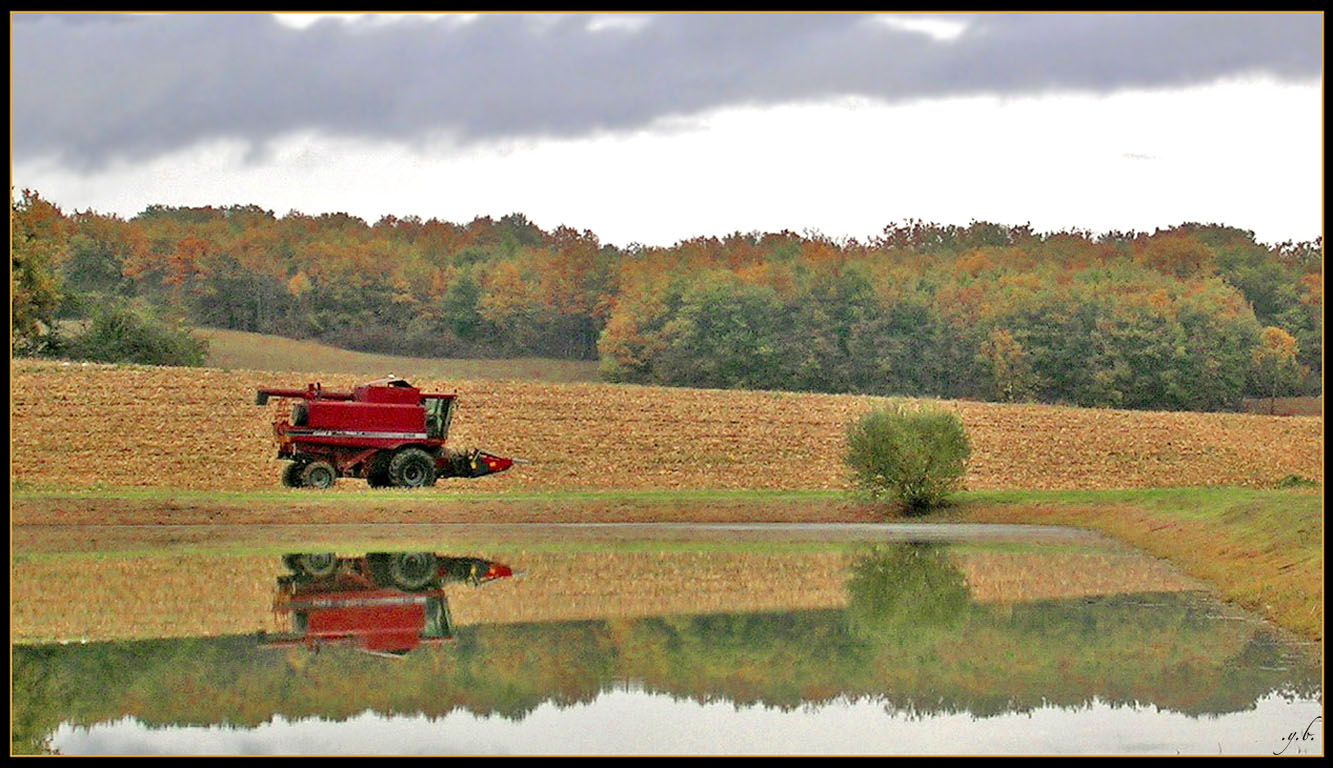 calendrier .... les dieux de la moisson Reflet-moisonneuse-lac-image-137