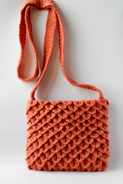 اخر صيحة في فن الكروشيه2011 Crocodile-stitch-purse-23