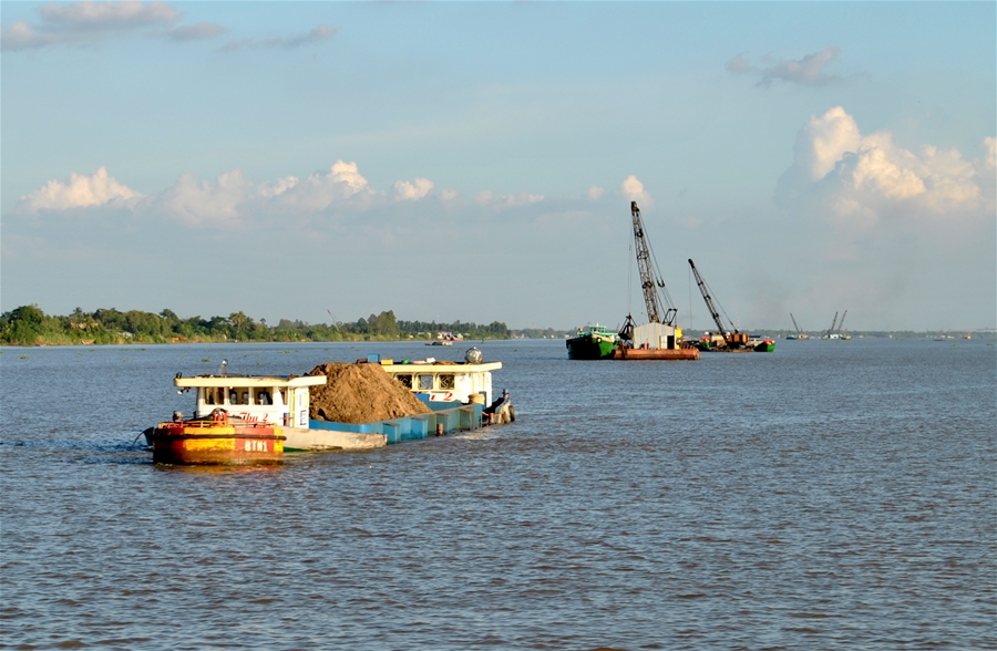 Chúng ta đang... ăn thịt đất nước mình! Cattt