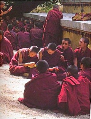 Images de Bienêtre - Page 5 Ethnie_moines_tibet