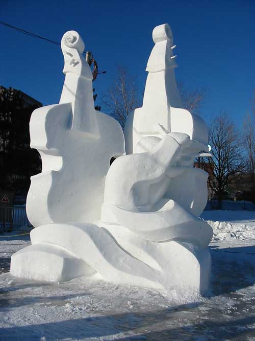 معرض الثلج في اليابان Violin-snow-sculpture_CC-BY_MatthewIngram