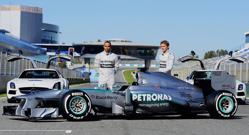 Mercedes luce su nueva espada en el debut de Lewis Hamilton 1360029191_328460_1360029262_noticia_grande