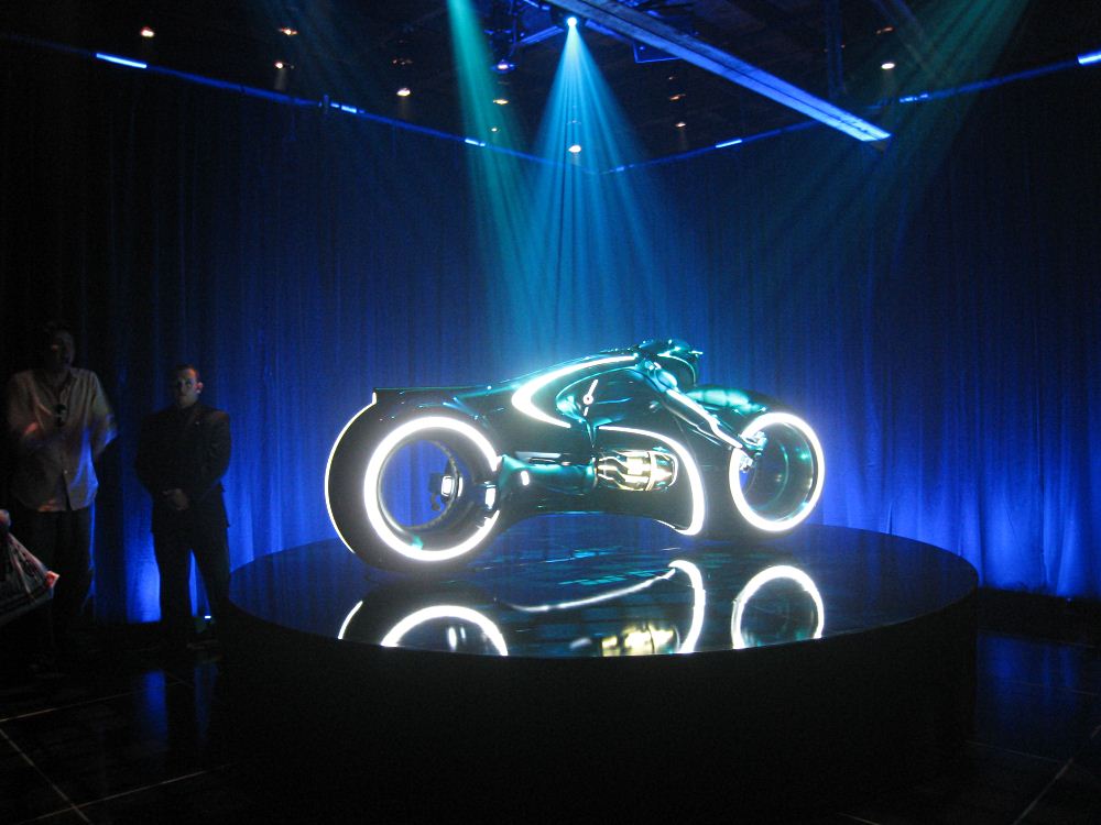 Les motos de films Tron_light_cycle