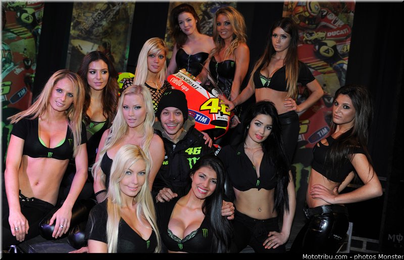 le Moto GP en PHOTOS - Page 2 Rossi_2_monster_girls_2012