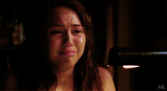 Miley Cyrus - Página 27 Miley-Cyrus-Crying-Her-Heart-Out-Gif